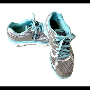Skechers memory foam lightweight sneakers SZ: 7